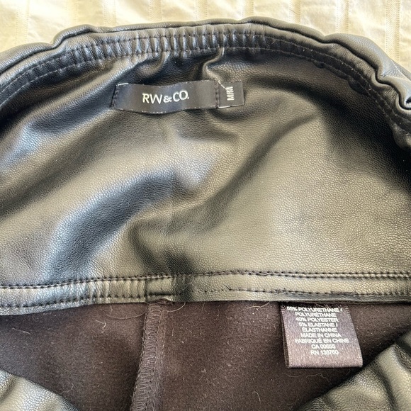 The perfect faux leather legging 🖤 - Picture 3 of 4